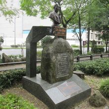 フィリピンの英雄を称える「ホセ・リサール像」です