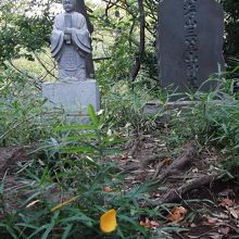 最上段の神官像と石碑