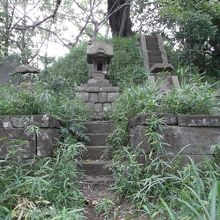 中央が御嶽山・右は猿田彦大神・左は嶽心寛明霊神