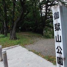 左手奥が神社石段