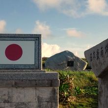 小さな石碑と国旗