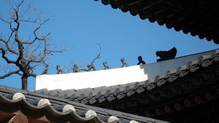 日本でいう鬼瓦のデザインがおもしろい