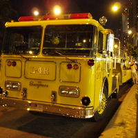 ホテル前の通りに駐車していた黄色い消防自動車