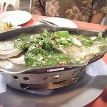 スズキの蒸し煮はマナオとニンニクの味付けでグッド