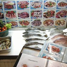 店の入口には新鮮な魚を並べてます