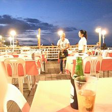 広〜い店内にたくさんのテーブル　端の席なら海を見下ろせます