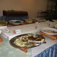 たくさんの美味しい料理。生海老、蟹も