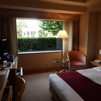 窓からプライベートガーデンやチャペルが見え、いい雰囲気です。