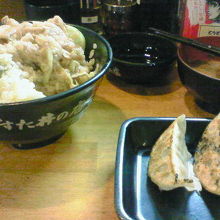 通常サイズのすた丼（630円）でも丼が大きく、結構な量です。