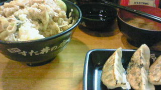 くいだおれ横丁の入口近くにある食欲そそる「すた丼」屋