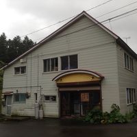 この建物の中に自動券売機があります