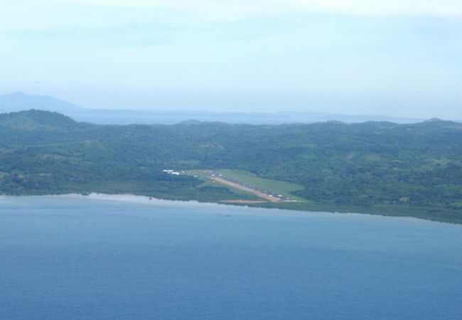 着陸時は島の南岸沿いを飛びます