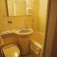 バスルームは狭いがきれい