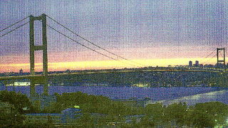 海峡にまたがるきれいな吊り橋…歩けたらいいのに…。