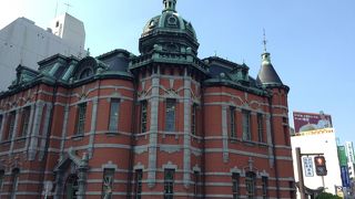 赤煉瓦が印象的な辰野金吾設計の建築物。