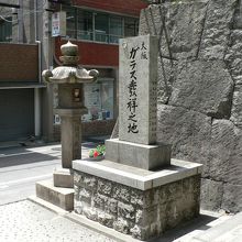 「大阪 ガラス発祥の地」と刻まれた石碑