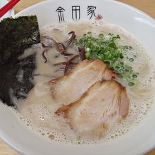 黒豚とんこつラーメン。