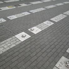 足元にはスターの手形がズラリと並びます
