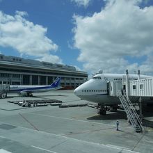 那覇空港にとまるB747