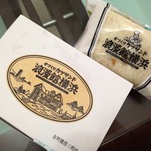 手前がヒレカツサンド、右後ろがハンバーグサンド。