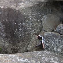 こんな感じの道、いや岩を進みます。