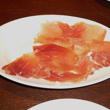 ２枚既に皿から取っています。生ハムはぱさぱさ