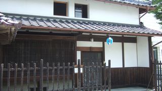 格子と漆喰の落ち着いた建物！