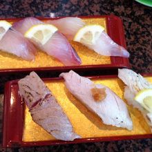 下は炙り三点盛り。中とろ・ぶり・真鯛