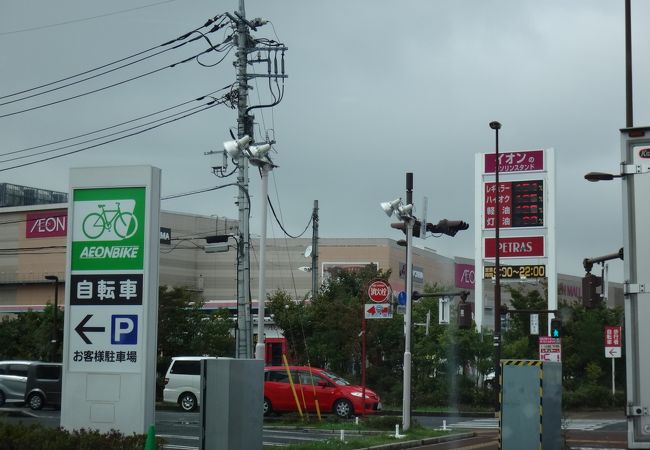 イオンの駐車場の一部にありますが、決して安い訳ではなくWAONが使えないイオンのお店です