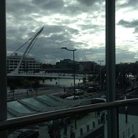 ホテル近くのコンベンションセンターから見える橋