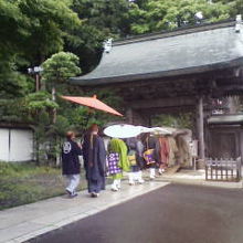 修行僧の勤行の見送り