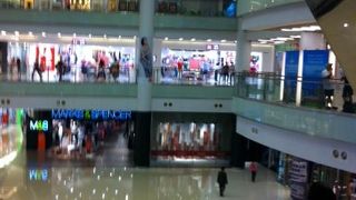 細長いショッピングモール