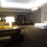 キングサイズのベッドが小さく見えます（笑）