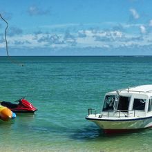 係留してあるグラスボートとバナナボート