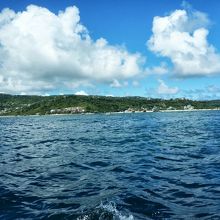 船から見たビーチの様子。