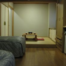 入ったらすぐにベッド、奥は和室。改装済みのきれいな部屋です。