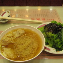 ワンタン麺と時菜