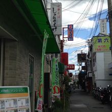 １７６号線側から見た通り。左の上に「しゅんのすけ」の看板