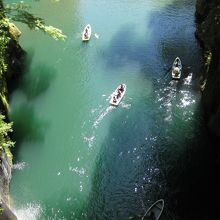 名物のボートに乗っている人は若い人ばかり。自分で漕ぐんです。