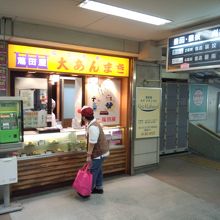 こちらが駅構内側。駅の外側にも窓口があります。