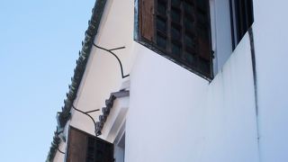 銅製の窓が目をひく