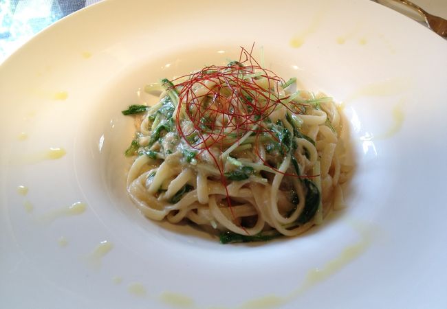 地味～にバケットについてくるバターが絶品！