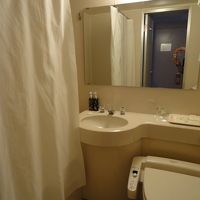 狭いですがウォシュレット付きのトイレもあります。