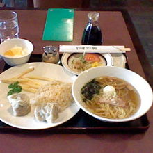 手頃な値段で様々な味を楽しめる「レディースセット」です。