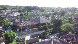 赤瓦の屋根と石垣