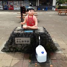 タンク持参でお水を汲みに来る人多数