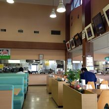 １２時頃には満席になる食堂。