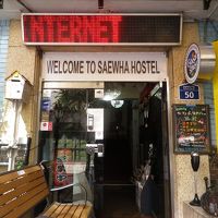 ホステルの入口、日本語表示があり、わかりやすい