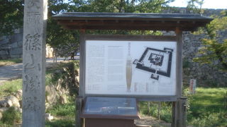 堀に囲まれてきれいです