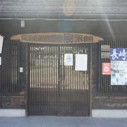 Ｔ字の角にあるのが内野宿展示館